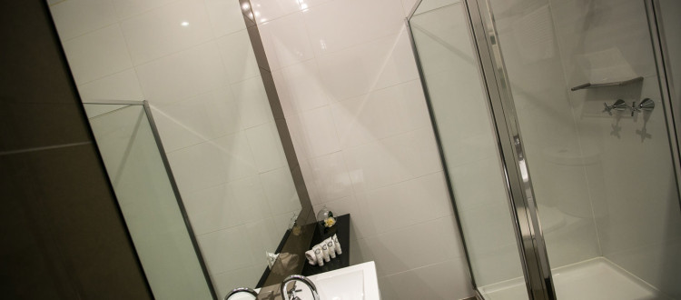 Serviced-Apartments-Warrnambool-Showers